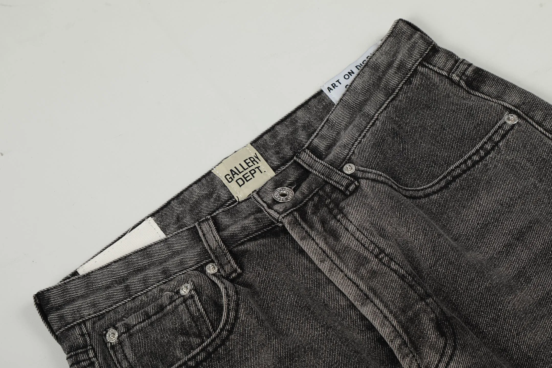 #8212 P246💰 GALLERY DEPT. LA Flared The first generation of Vintage spliced loose washed flared jeans - The original version is purchased and patterned to truly restore the ultimate texture of Vintage - The original hardware accessories, washed and other elevators, QR code analysis are all purchased from the original factory, high degree of restoration, you are welcome to compare with a certain product ~ - Three-dimensional version, loose and comfortable, not picky about the figure, taller and slimmer, factory Seiko, original factory quality control, same style for men and women, can be matched with couples Versatile recommendation: must-have jeans for all seasons - Sizes: 28 30 32 34 36